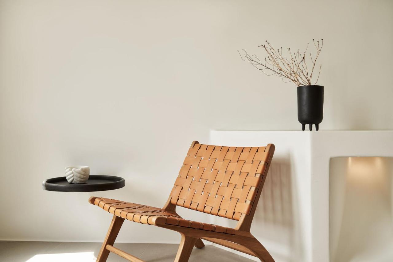 Orama Hotel & Spa Fira  Luaran gambar A chair with a woven seat
